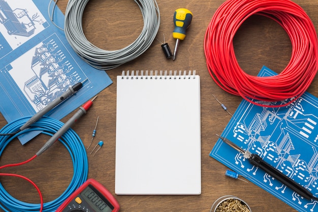 Jak prawidłowe oznaczanie przewodów wpływa na bezpieczeństwo i efektywność instalacji elektrycznych?